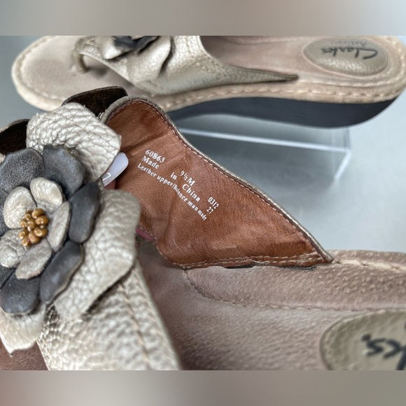Clarks Womens Sandals Size 9.5 Gold Shimmer Leather Slide Floral Platform - Picture 3 of 6